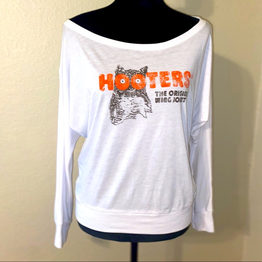 Off the shoulder Hooters Top 🧡